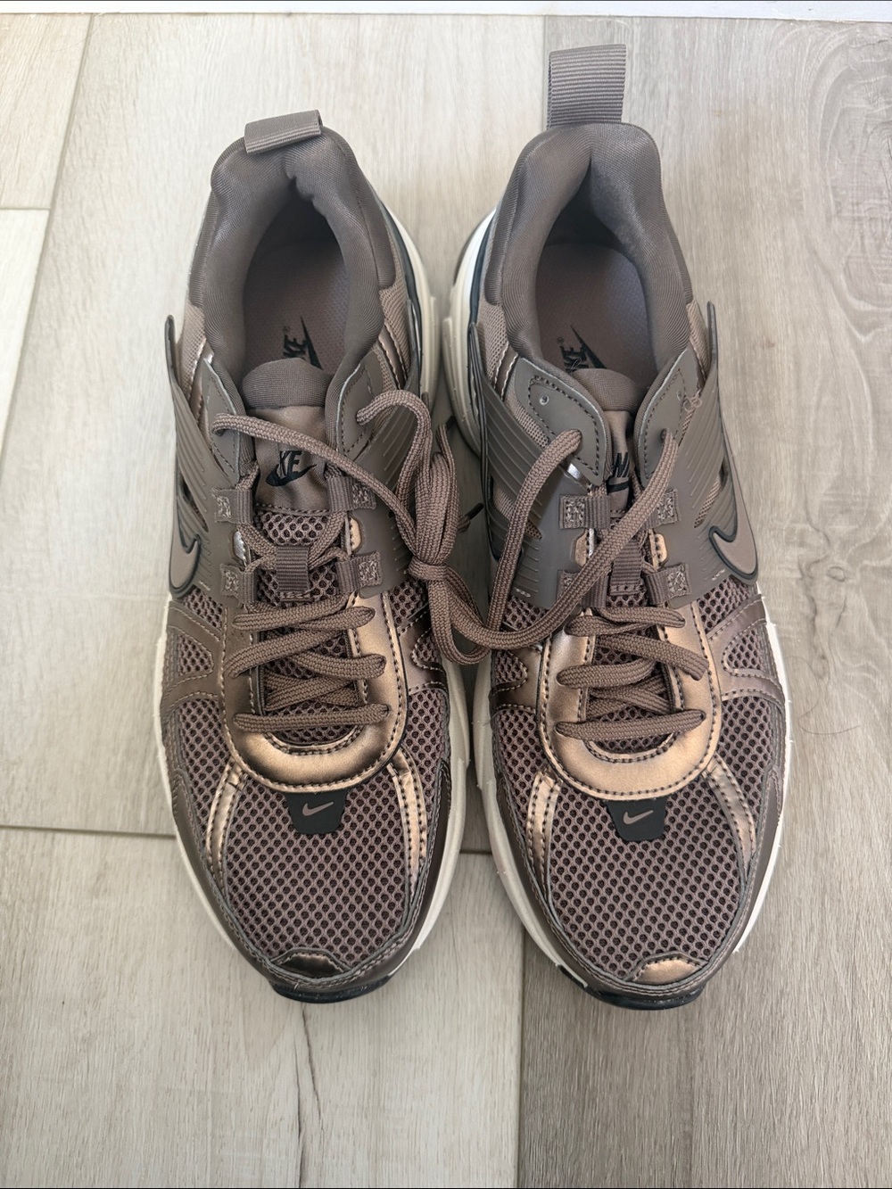 Nike Men's Brown Mesh and Metallic Athletic Sneakers NWOT - Picture 2 of 6